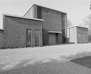 881400 Gezicht op het ontvangstgebouw op de 3e Algemene Begraafplaats Tolsteeg (Opaalweg) te Utrecht.